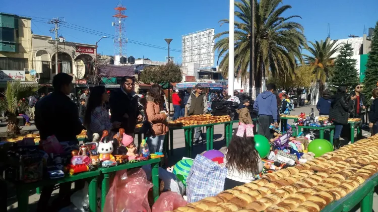Degustan la Rosca de Reyes