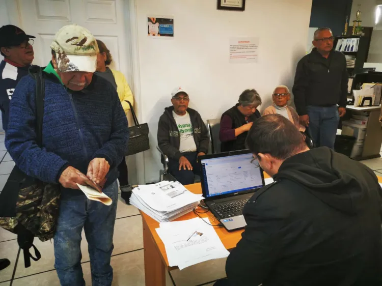 Apoya Oomapas a adultos