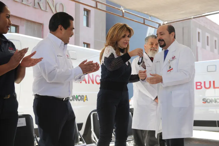 Entrega Gobernadora ambulancias