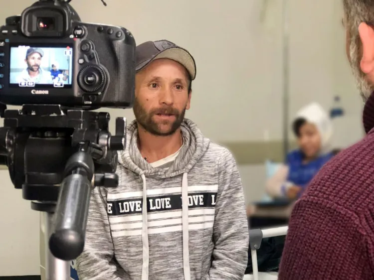 A salvo niño atacado por perros