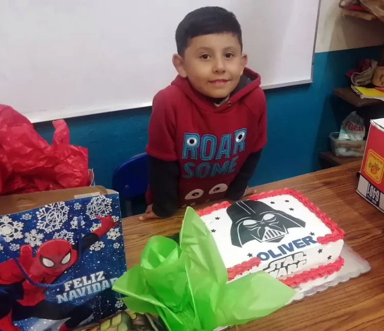 Oliver Ruiz recibe festejo en el salón de clases