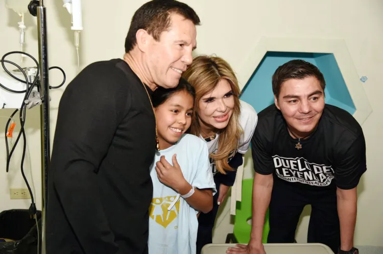 Recorre Gobernadora HIES con leyendas del box