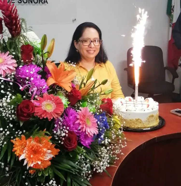 Festejan a Emma en su trabajo