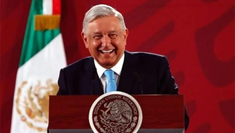 Ríe AMLO, defiende rifa de avión y hace cuento de cómo se adquirió