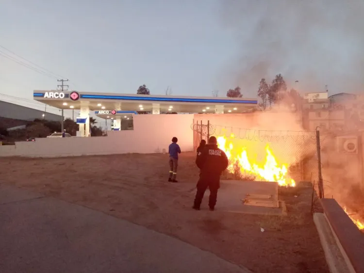 Moviliza fuego en maleza a autoridades