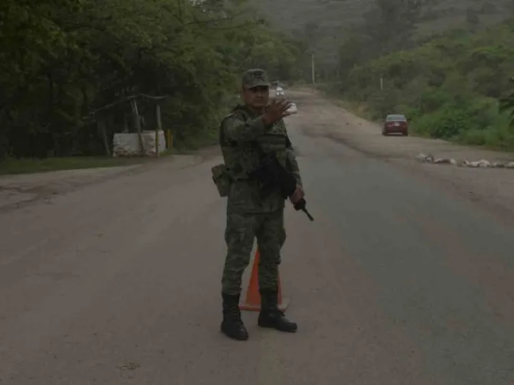 Comando asalta autobús con turistas polacos en Chiapas