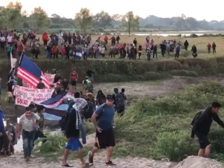 Con banderas de Honduras y EU avanzan migrantes