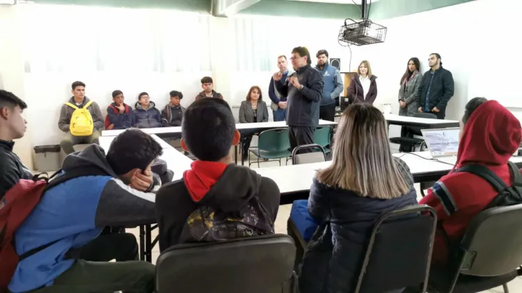 Previenen adicciones entre jóvenes