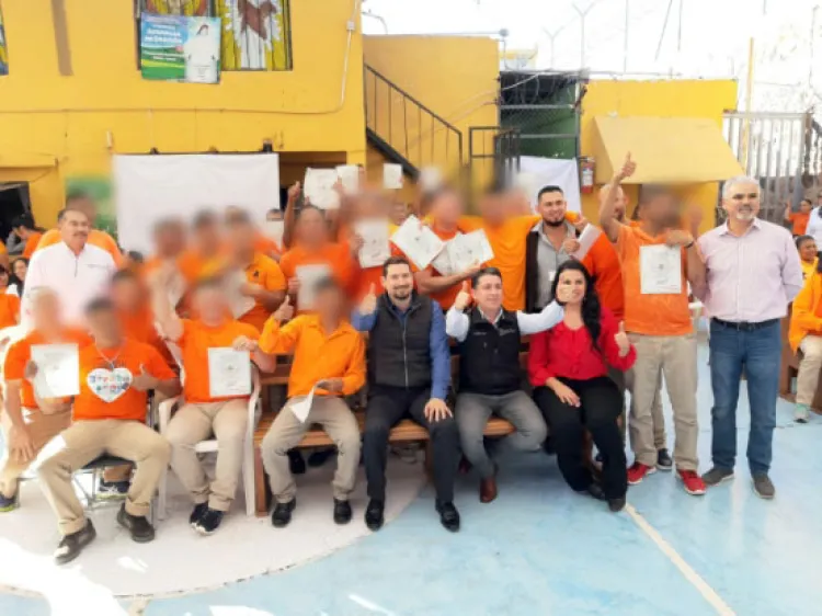Gradúan 77 internos en Cereso
