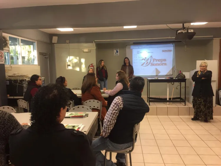 Orientan a jóvenes estudiantes