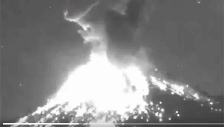 ‘El Popo’ emite explosión y en redes aseguran que se ve un OVNI