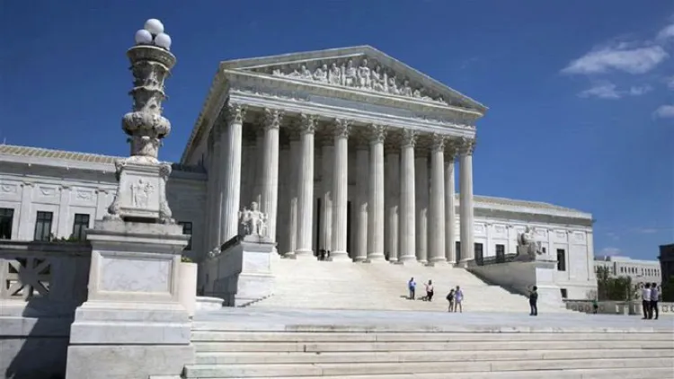 Recortará EU beneficios a inmigrantes