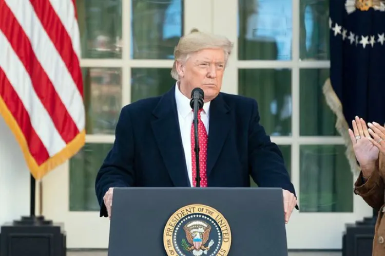 Firma Trump tratado comercial