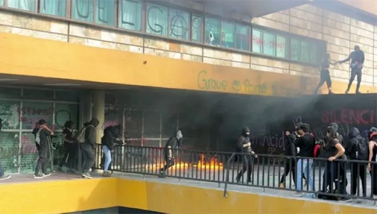 AMLO denuncia ‘mano negra’ tras actos vandálicos en Rectoría de la UNAM