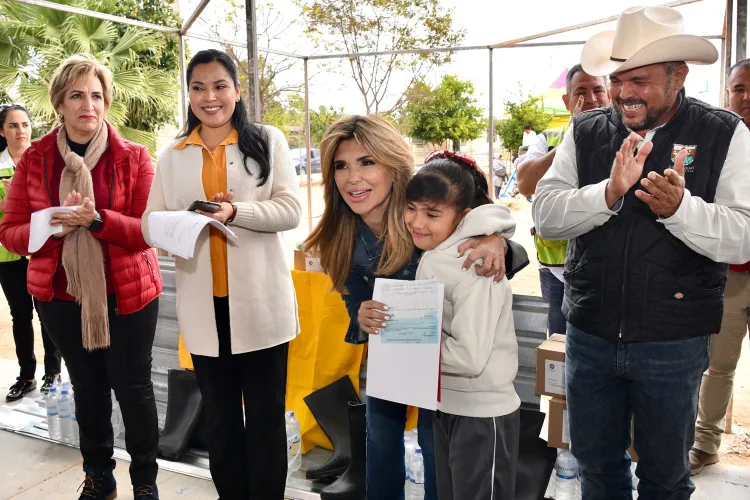 Entrega Gobernadora apoyos en Benjamín Hill