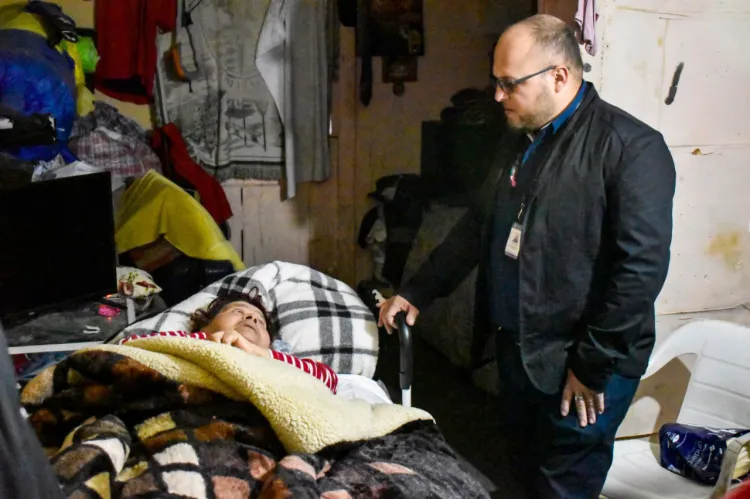 Darán atención médica a mujer