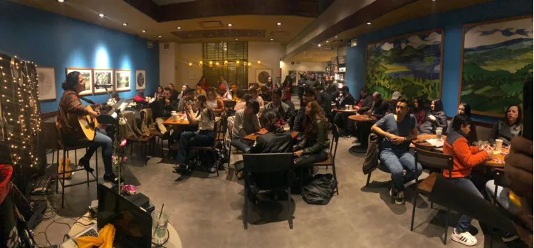 Disfrutan de Noche Bohemia