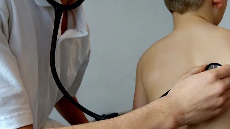 Instan a prevenir la neumonía en menores