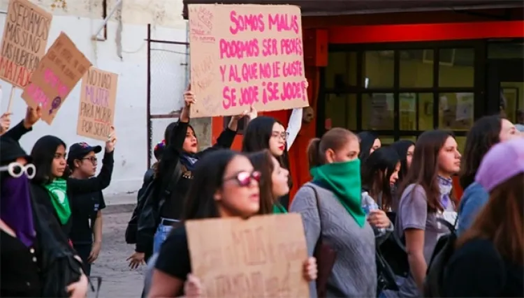 Mujeres marchan en Hermosillo por feminicidios; destruyen sede del Poder Judicial
