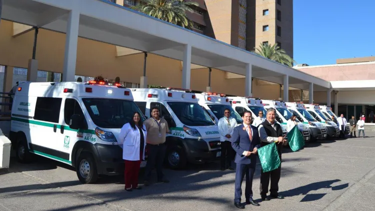 Entrega IMSS ocho ambulancias nuevas