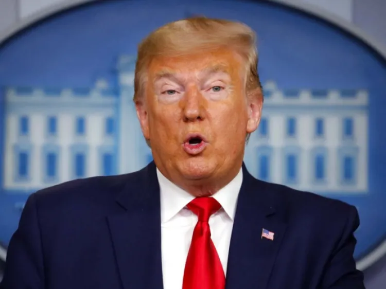 Trump analiza cerrar frontera con México por coronavirus