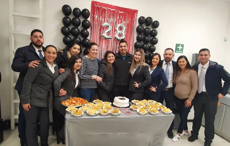 Festejan a Alejandro en su trabajo