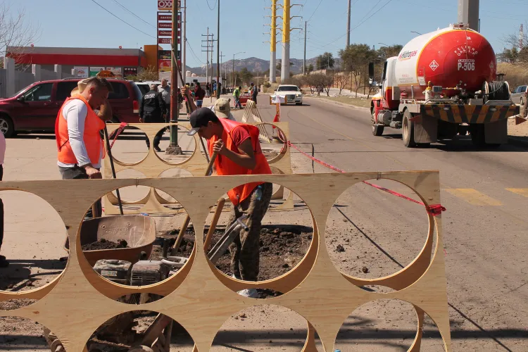Participan en trabajo de bacheo en La Mesa