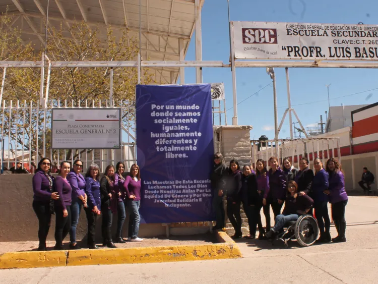 Se unen maestras a la marcha femenil