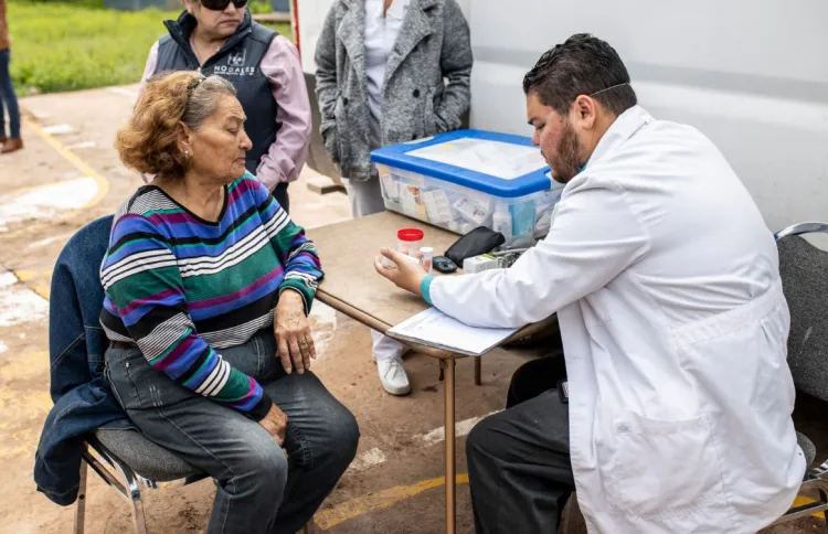 Llevan jornada de salud a La Arizona