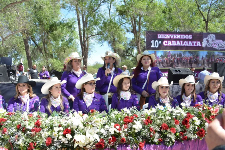 Realizan Cabalgata “Con aroma de mujer”