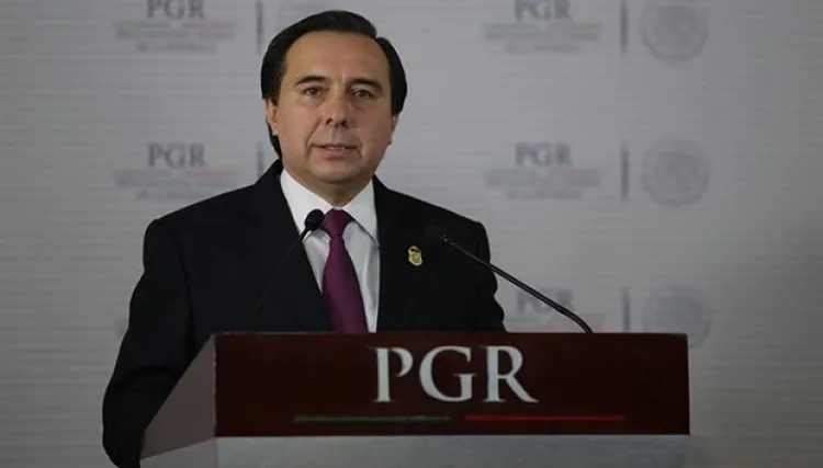 Giran orden de aprehensión contra Tomás Zerón por caso Ayotzinapa; huye a Canadá