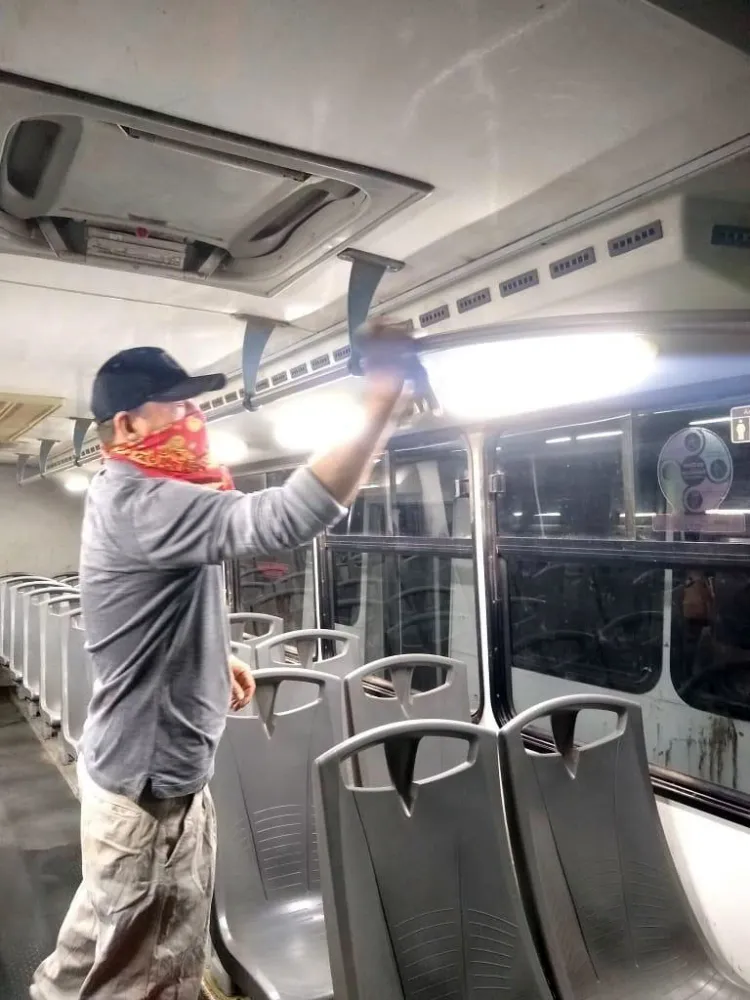 Desinfectan camiones del servicio público