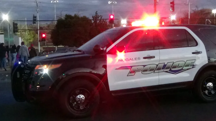 Agreden hermanos a agentes policiacos