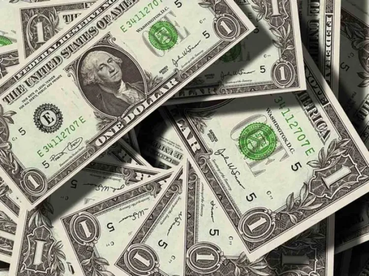 Dólar se va a más $25 ante temor por coronavirus