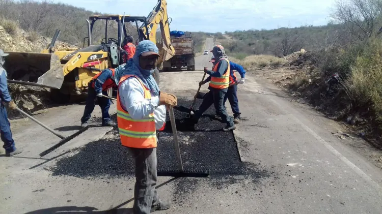 Rehabilita Estado caminos afectados