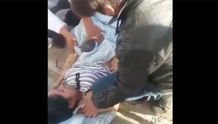 VIDEO: Le niegan atención en hospital y da a luz en la banqueta