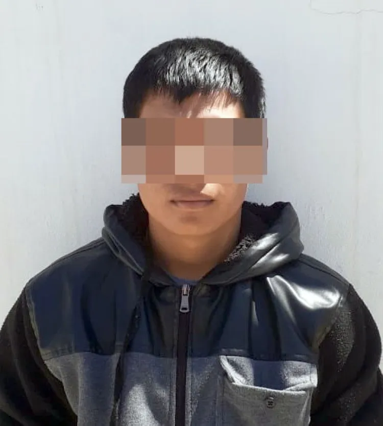 Detienen a dos con droga y arma de fuego