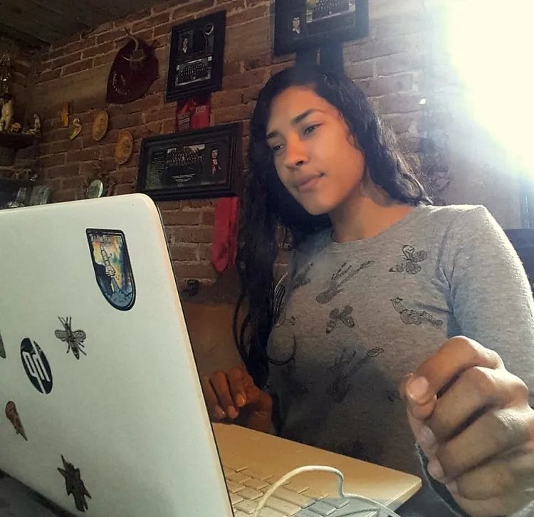 Continúan estudiantes de ISSPE sus licenciaturas