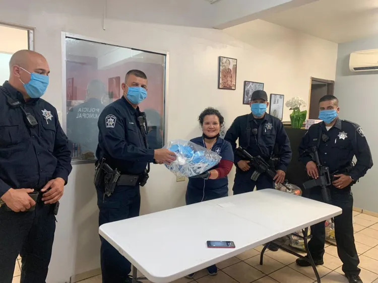 Entregan protección a policías