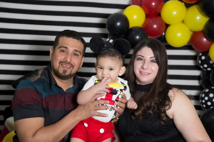 Devin sopla su primera velita