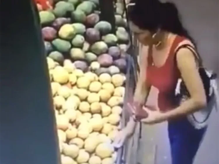 LO VIRAL: Señora roba billete a niño y redes sociales enfurecen