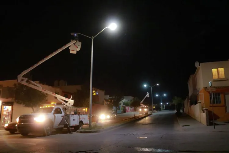 Rehabilitan luminarias en colonia Lomas de Anza