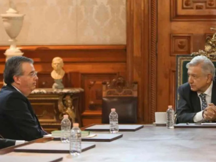 Dialoga López Obrador con gobernador de Banxico