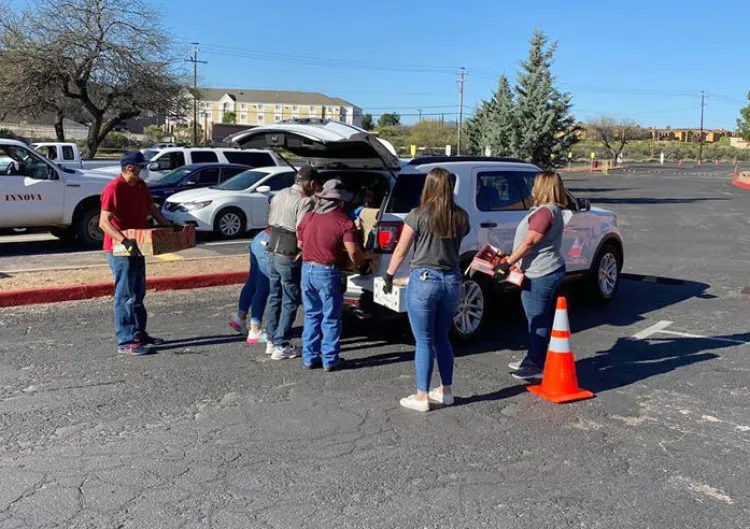 Entregan alimentos en Nogales