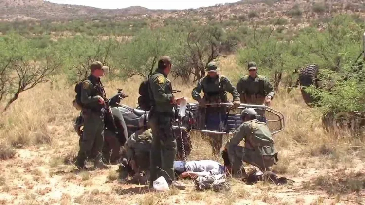 Rescatan a tres indocumentados