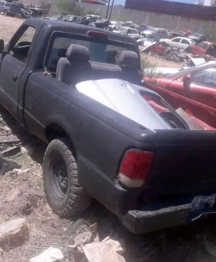 Sorprenden a sujetos desmantelando auto