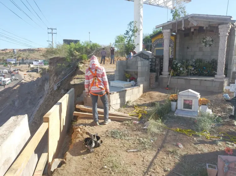 Afloran tumbas por obra en periférico