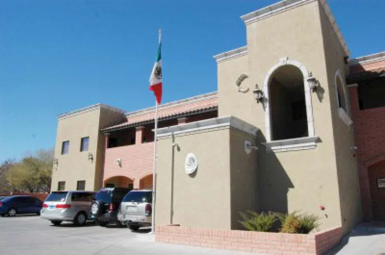 Orientan Consulados a mexicanos