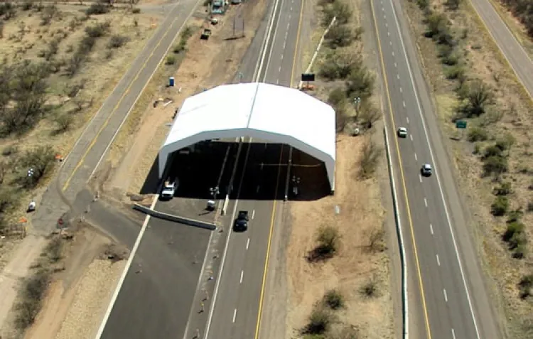 Arrastra a agente en intento de huida