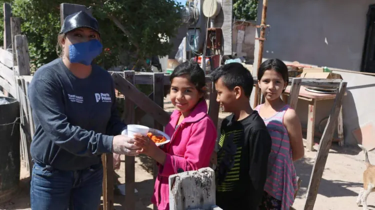 Apoya Kiko Munro con alimentos